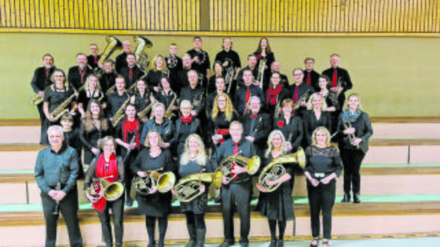 Freuen sich auf das Kirchenkonzert: die Mitglieder des Blasorchesters MTV Salzhausen mit ihrer musikalischen Leiterin Raphaela Backhaus-Olbrich (vorne re.) | Foto: Blasorchester MTV Salzhausen