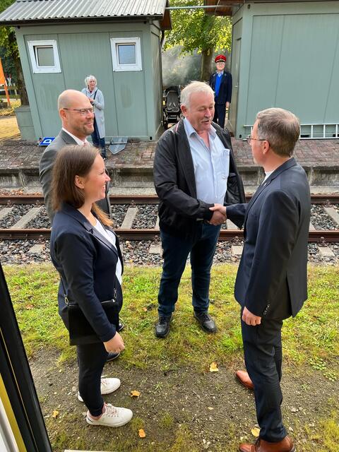 Am Bahnhof in Deinste begrüßen EVB-Geschäftsführer Christoph Grimm (2.v.li.) und Landrat Kai Seefried (re.) die Landtagsabgeordnete Corinna Lange und Bürgermeister Jörg Müller | Foto: Landkreis Stade / Daniel Beneke
