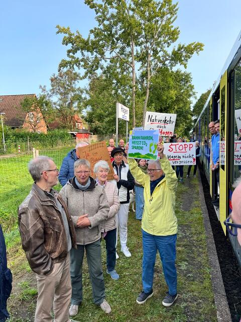 In Stade-Hagen demonstrieren rund 100 Menschen dafür, dass die neue Bahnlinie ihren Bahnhof anfährt | Foto: Landkreis Stade / Daniel Beneke