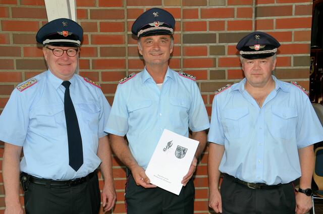 Geehrter und Gratulanten: der ausgezeichnete Gemeindekinderfeuerwehrwart Sven Plate (Mi.) mit Gemeindebrandmeister Jörn Petersen (li.) und Gemeindejugendwart Marco Riebesell | Foto: Mathias Wille