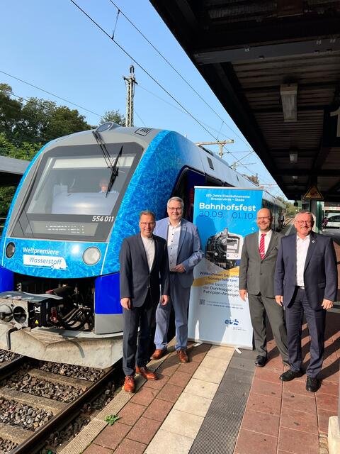 Die Landräte (v.li.) Kai Seefried (Stade), Marco Prietz (Bremervörde) und Bernd Lütjen (Osterholz) mit EVB-Geschäftsführer Christoph Grimm vor der Abfahrt des Sonderzuges am Stader Bahnhof | Foto: Landkreis Stade / Daniel Beneke
