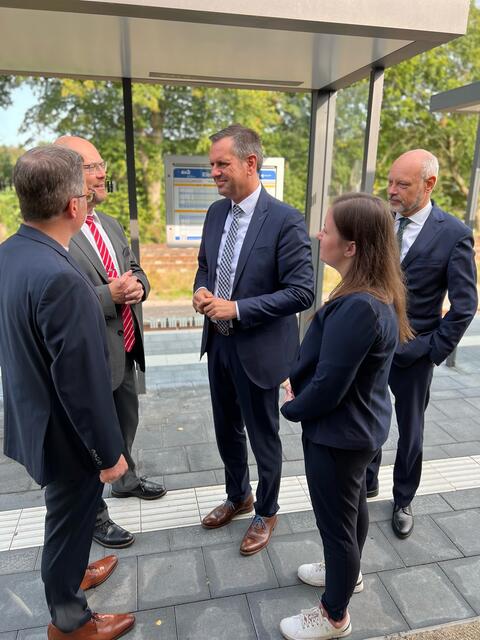 Am Bahnhof in Hesedorf steigt Verkehrsminister Olaf Lies zu | Foto: Landkreis Stade / Daniel Beneke