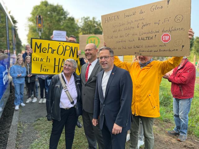 Protest am Bahnhof in Stade-Hagen (v.li.): Ortsbürgermeisterin Inge Bardenhagen, EVB-Geschäftsführer Christoph Grimm und Landrat Kai Seefried mit den Demonstranten | Foto: Landkreis Stade / Daniel Beneke