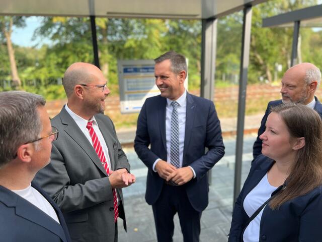 Am Bahnhof in Hesedorf steigt Verkehrsminister Olaf Lies zu | Foto: Landkreis Stade / Daniel Beneke