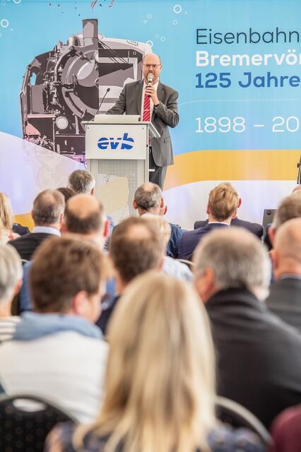 evb-Geschäftsführer Christoph Grimm und Jubiläumsgäste | Foto: Sabrina Adeline Nagel