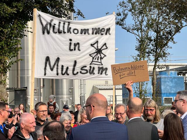 Am Bahnhof Mulsum-Essel wird der Sonderzug von rund 350 Demonstranten empfangen, die sich dafür einsetzen, dass die neue Bahnlinie ab 2026 auch diesen Haltepunkt ansteuert | Foto: Landkreis Stade / Daniel Beneke