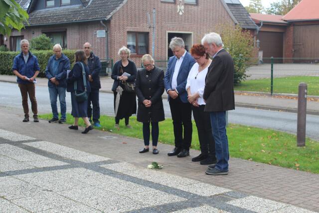 Bürgermeisterin Nadja Weippert, Samtgemeinde-Bürgermeister Dr. Peter Dörsam sowie Katrin Kludas und Adolf Staacke von der Arbeitsgruppe vor den Stoplersteinen | Foto: pm