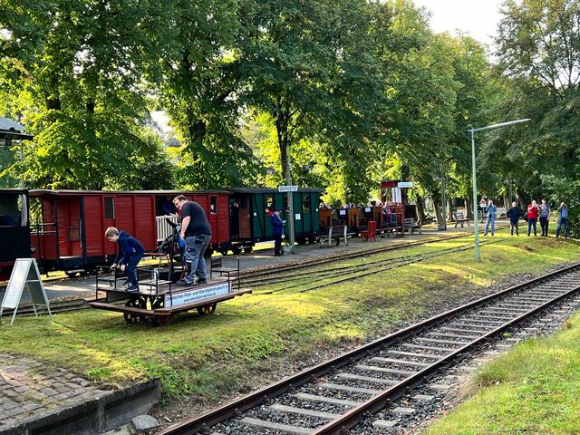In Deinste findet ein Bahnhofsfest statt, der Sonderzug wird von Fotografen empfangen | Foto: Landkreis Stade / Daniel Beneke