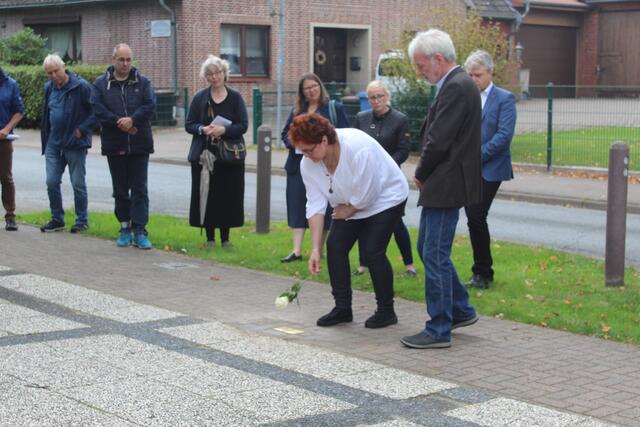 Katrin Kludas legte eine Rose nieder | Foto: pm