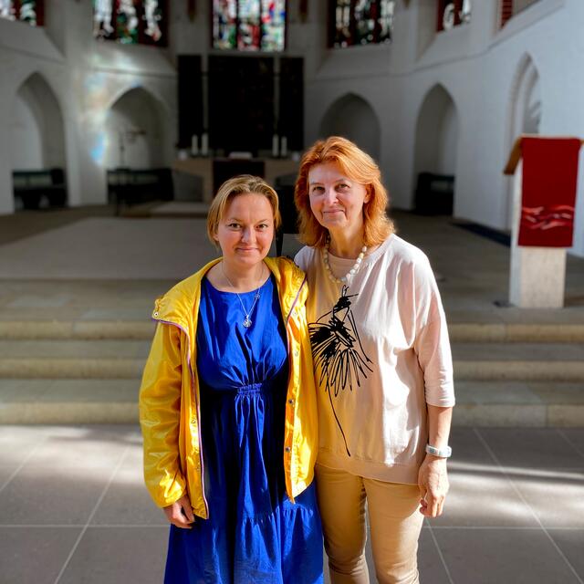 In Gesprächen zwischen Flüchtlingskoordinatorin Yuliia Sierhieieva (li.) und Ludmila Karas, Mutter eines Kriegsgefangenen, war die Idee zum Gottesdienst entstanden | Foto: Kirchenkreis Winsen/Christian Berndt