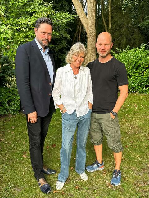 Die Geehrte mit ihren Söhnen Kim Schulz-Robinson (li.) und  Till Schulz-Robinson | Foto: Till von Rennenkampff