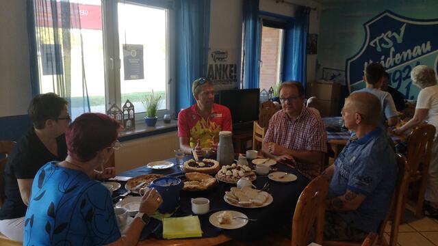 Bertrand im Vereinshaus des TSV Heidenau. Bei Kaffee und Kuchen tauschte er sich mit den Heidenauern aus | Foto: Ultsch