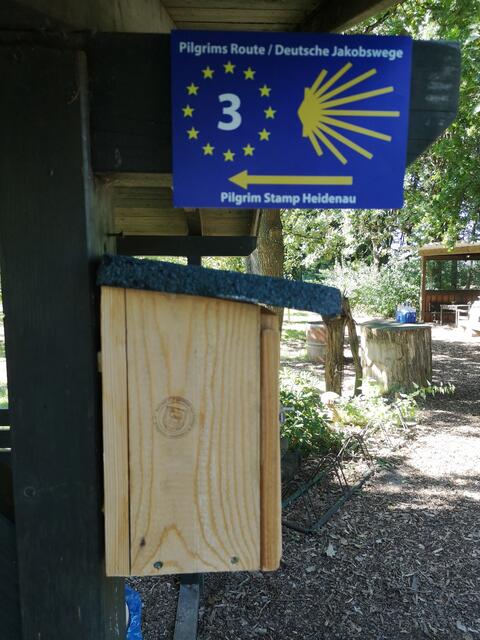 Im Heidenauer Hochzeitswald brachte Bertrand eine Pilger-Plakette an | Foto: Ultsch