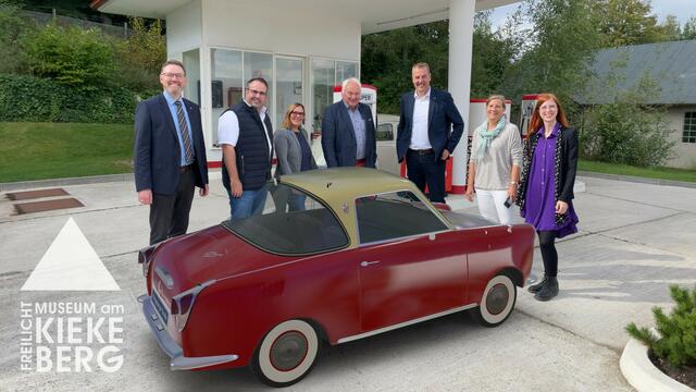 Förderer und Projektleiterin der KiekeApp mit virtuellem Goggomobil | Foto: FLMK