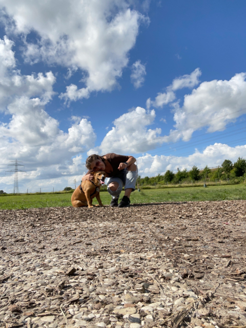 Hündin Mia und Besitzerin Nina-C.S. Tiedemann aus Buxtehude gibt es nur noch im Doppelpack!

Mia wurde in Polen auf der Straße gefunden und nachdem sie in Deutschland war ging sie leider als „Geldmaschine“ durch viele Familien, bis die Tiedemanns ihr ein „Für immer“-Zuhause gegeben haben. Innerhalb der ersten Sekunden beim Kennenlernen wussten sie schon, dass sie zusammen gehören. Mia hat Nina sozusagen dem Leben wieder einen Sinn gegeben, sagt Nina Tiedemann selbst.  | Foto:  Nina-C.S. Tiedemann