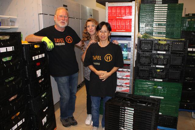 Es ist eng zwischen Gefrierschrank, Regalen und Transportkisten: (v. re.) die ehrenamtlichen Helfer Loi Hue Phan, Jasmin Witt und Wolfgang Rohloff