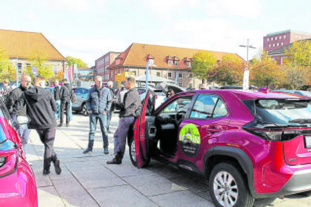 Im Gespräch mit den Fachleuten | Foto: sb