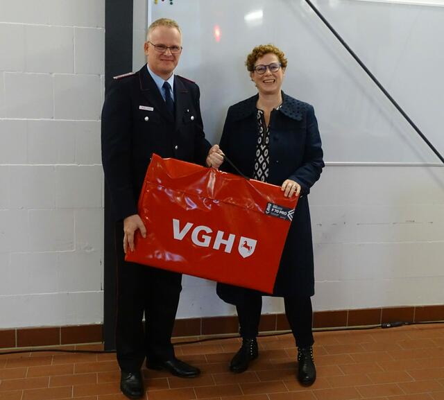 Dank für den ehrenamtlichen Einsatz: Sandra Kretzschmar von der Hanstedter VGH übergab eine Spende an Evendorfs Ortsbrandmeister Oliver Lütker | Foto: Pressestelle Feuerwehr Samtgemeinde Hanstedt