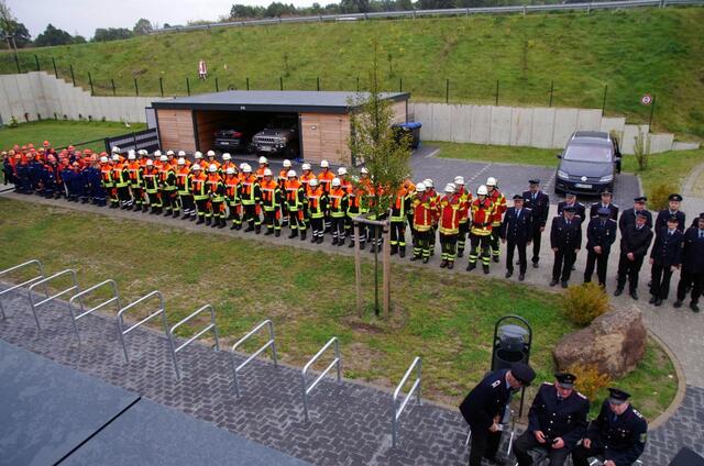 Alle Einsatzkräfte treten zur Kranzniederlegung an | Foto: Feuerwehr Hittfeld