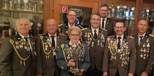 Die Pokalsieger (v.li.) Dieter Wiegers, Peter Hügel, Sabine Rüter, Michael Stahmann, Sebastian Pietsch, Markus Seemann, Matthias Weiß und Mirko Meyer
| Foto: SV Rade