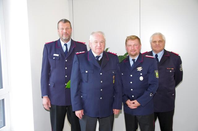 v.l.n.r: Andreas Brauer (stellv. Gem. Brandmeister), Jürgen Matthies, Simon Steffen (Ortsbrandmeister), Michael Bulst (stellv. Abschn. Leiter Elbe) | Foto: Feuerwehr Hittfeld