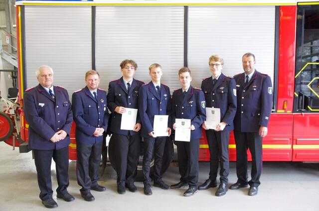 Michael Bulst (stellv. Abschn. Leiter Elbe),  Simon Steffen (Ortsbrandmeister), Aman Fisseler, Paul Wirsching, Jan-Ole Völkel, Jannis Matthies, Andreas Brauer (stellv. Gem. Brandmeister) | Foto: Feuerwehr Hittfeld