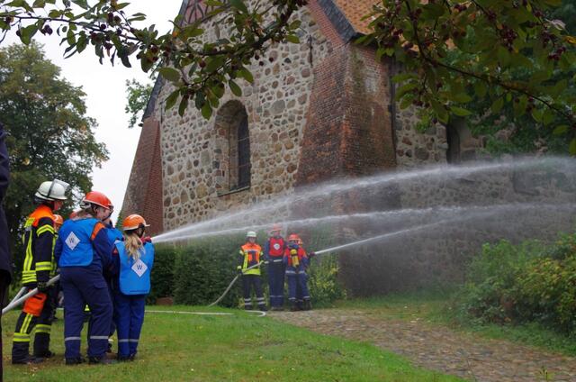 Die Jugendfeuerwehr schützt die Kirche vor dem Feuer | Foto: Feuerwehr Hittfeld