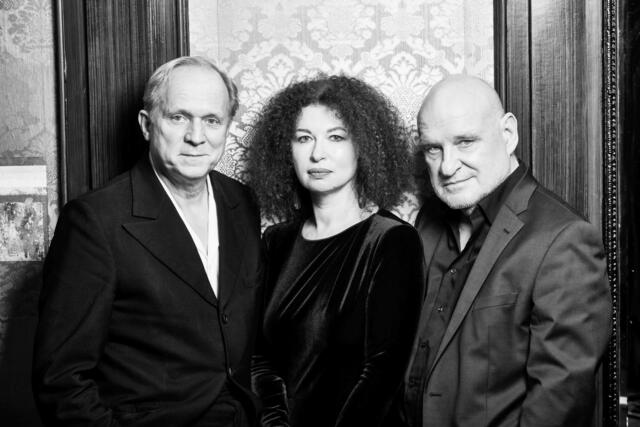 Gastieren mit der musikalischen Lesung "Vom Zauber einer verwehenden Sprache" in Buchholz: die Schauspieler Christian Redl (re.) und Ulrich Tukur mit Pianistin Olena Kushpler | Foto: Brinkhoff-Mögenburg