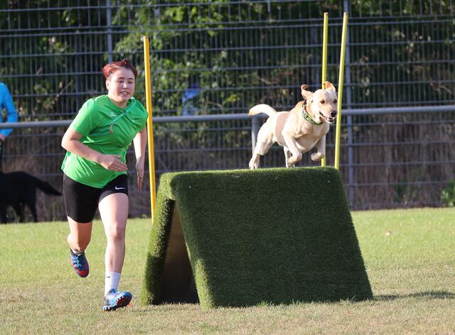 Julina Kock mit Hund "Leo" | Foto: Benedikt Voß