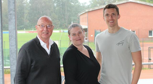 Freude über die Geburtstagsveranstaltung beim Vorstand (v.li.): Zweiter Vorsitzender Christian Weiß, Vorsitzende Hu Sanae Kaisik und Hannes Klitschke (Vorstand Finanzen, kommissarisch) | Foto: TSV Buchholz 08