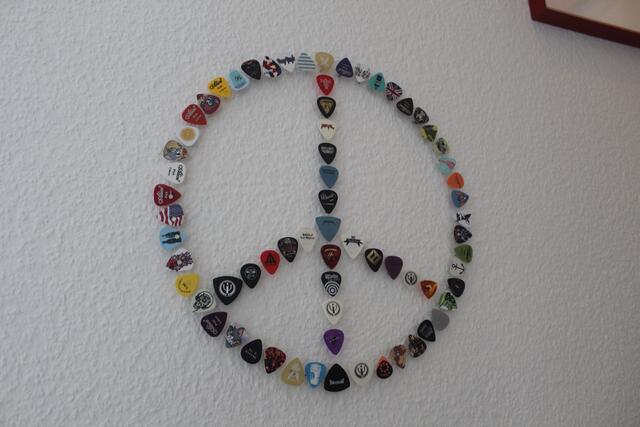 Seine gesammelten Plektren ordnete "Tippi" zu einem Peace-Zeichen an  | Foto: pm