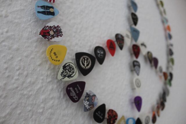 Seine gesammelten Plektren ordnete "Tippi" zu einem Peace-Zeichen an  | Foto: pm