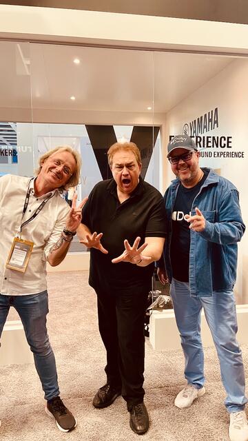 Marcel Tippmann (li.) und Sven Schirmer (re.) vom "Rockcast" trafen auf Comedy-Legende Oliver Kalkhofe  | Foto: Tippmann