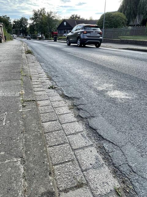 Tiefe Schlaglöcher und Risse in der K39 in Klecken | Foto: pm