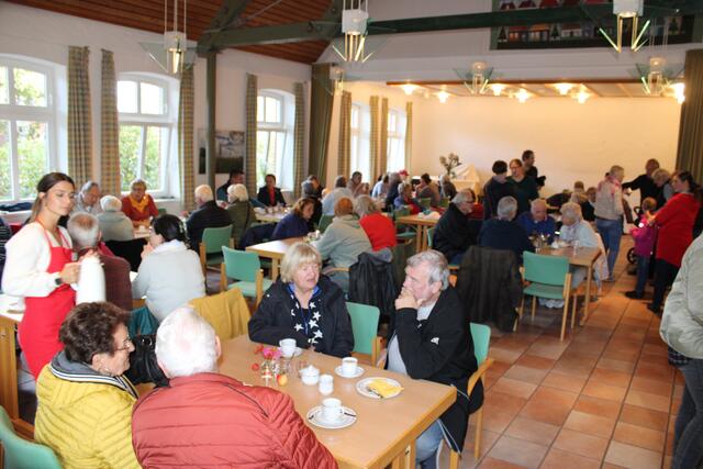 Ein beliebter Treffpunkt war die Kaffeetafel im Alten Geidenhof | Foto: ce