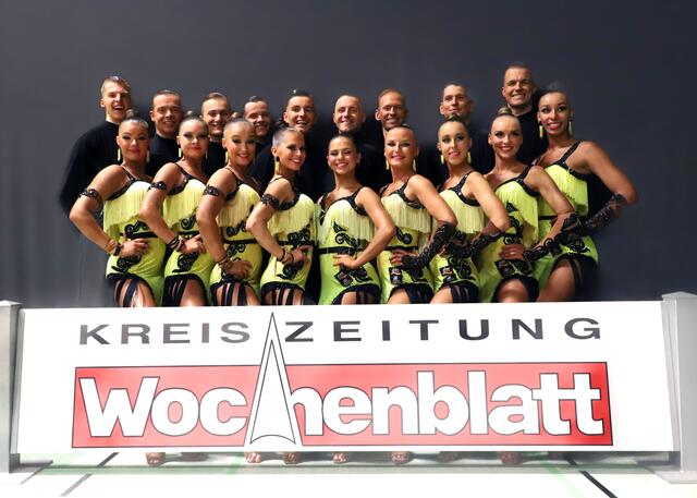 Das A-Team von Blau-Weiss-Buchholz mit (Herren v.l.): Stefan Kulik, Florian Köttner, Jelle Böttcher, Arian Ohrenberg, Simon Schmitz, Nico Lochte, Olaf Steffen, Florian Hissnauer und Steffen Sieber, sowie (Damen vorne vl.): Inga Matura, Namita Steinmerz, Madlen Lüdemann, Aicha Bischert, Julia Rogoz, Arline Maron, Katja Löschmann, Sophie Hintz und Florin Meyer  | Foto: cc