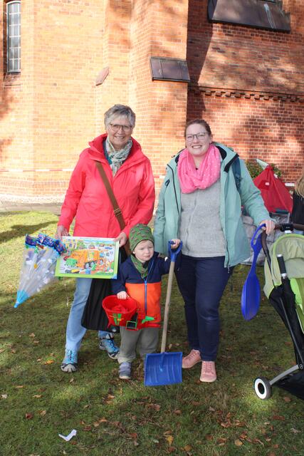 Wurden auf dem Flohmarkt fündig (v. re.): Marie Wind mit Sohn Fiete und Schwiegermutter Birgit Wind | Foto: ce