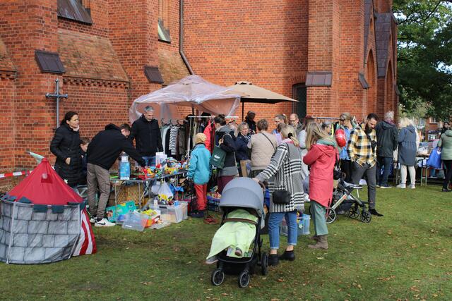 Der Flohmarkt rund um die St.-Jakobi-Kirche lockte viele Schnäppchenjäger an | Foto: ce