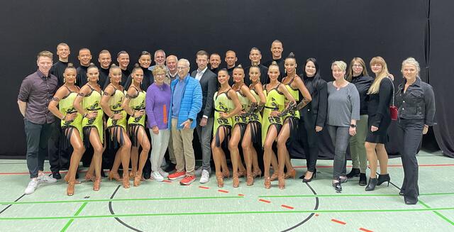 Das A-Team von Blau-Weiss Buchholz mit seinen Trainern, Vorsitzendem Arno Reglitzky (Mitte) sowie mit seinen Sponsoren und Unterstützern in der Nordheidehalle | Foto: privat