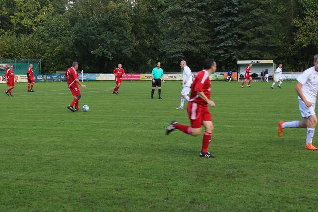 Die Supersenioren des TSV Buchholz 08 (in roter Spielkleidung) traten gegen Blau-Weiss an und verloren mit 0:3