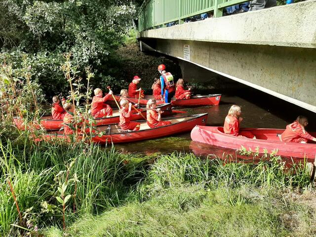 Die Mitglieder des Jugend-Einsatz-Teams (JET) in Kanus | Foto: Christiane Schallück