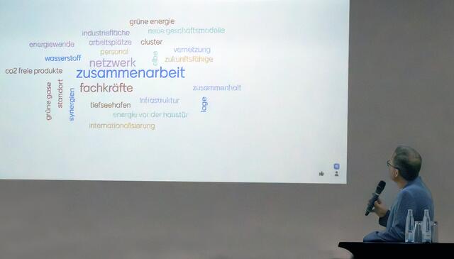 Landrat Kai Seefried moderiert die Auftaktveranstaltung im Stader Kreishaus | Foto: Landkreis Stade / Christian Schmidt