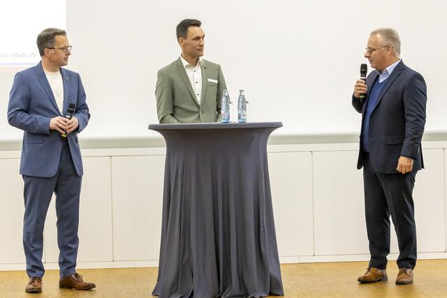 Landrat Kai Seefried und Wirtschaftsförderer Matthias Reichert mit Projektkoordinator Stephan Engel (von links)  | Foto: Landkreis Stade / Christian Schmidt