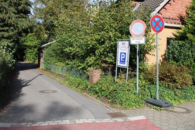 Eindeutige Beschilderung - die aber inzwischen geändert wurde: Hier war die Riedbahn noch eine reine Anwohnerstraße | Foto: pöp