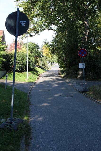 Temporäre Halteverbote auf beiden Seiten: Anwohner mutmaßen, dass hier Durchgangsverkehr ermöglicht werden soll, obwohl dieser zumindest bis Dienstag nicht erlaubt war | Foto: pöp