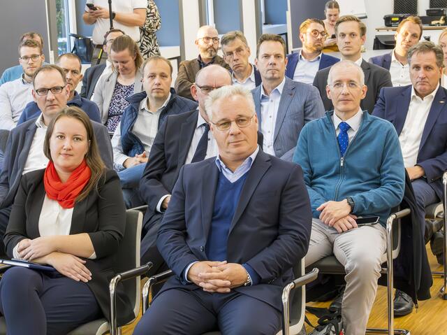 Der langjährige Dow-Manager Stephan Engel wird die Projektkoordination übernehmen – hier neben der Landtagsabgeordneten Corinna Lange | Foto: Landkreis Stade / Christian Schmidt