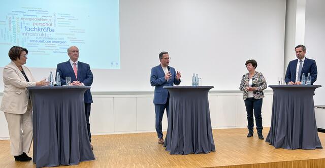  Beim Talk auf der Bühne im Stader Kreishaus: Vize-Landesbezirksleiterin Petra Adolph von der Gewerkschaft IGBCE, Vize-Landesgeschäftsführerin Renate Klingenberg vom Industrieverband VCI und Hauptgeschäftsführer Christoph von Speßhardt von der IHK Stade für den Elbe-Weser-Raum mit Landrat Kai Seefried und Niedersachsens Wirtschaftsminister Olaf Lies. Foto: Landkreis Stade / Christian Schmidt | Foto: Landkreis Stade / Christian Schmidt