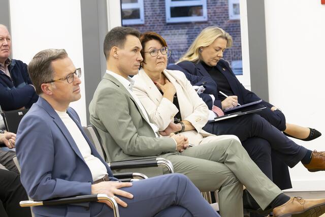 Landrat Kai Seefried ist Initiator des Projektes – hier mit dem Wirtschaftsförderer Matthias Reichert, VCI-Vertreterin Renate Klingenberg und Landtagsmitglied Melanie Reinecke | Foto: Landkreis Stade / Christian Schmidt