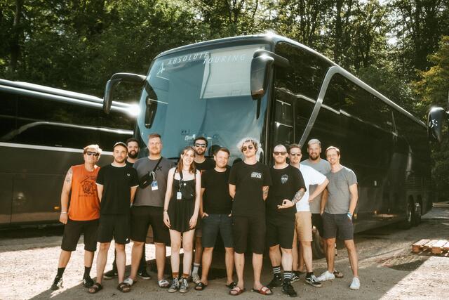 Auch schon mal mit dem Nightliner auf Tour: die Band mit ihrer Crew | Foto: Lutz Adorf