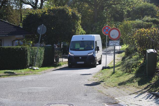 Wenn ein Lieferwagen durchwill, wird's eng: Die Riedbahn ist eine schmale Straße | Foto: pöp